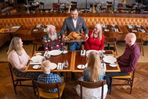 Mehrere Generationen genießen gemeinsam ein festliches Essen im Restaurant